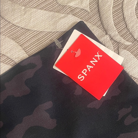 NWT SPANX Look at me now leggings black camo size XL - Picture 3 of 5